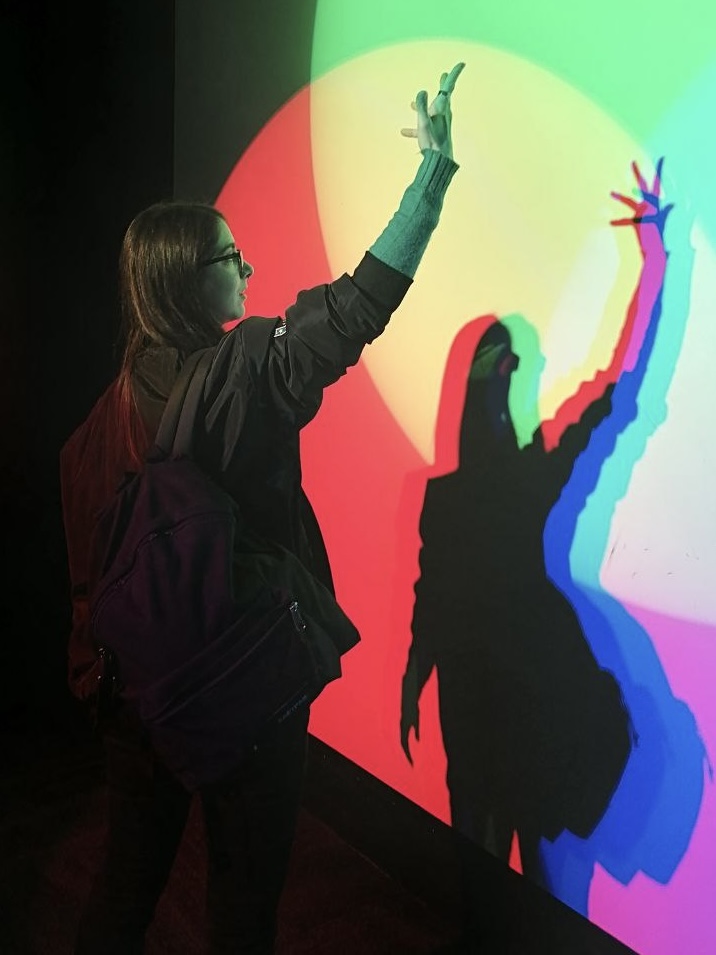 Veronika Chiaffrino, filmmaker e montatrice video, durante un’installazione luminosa sperimentale